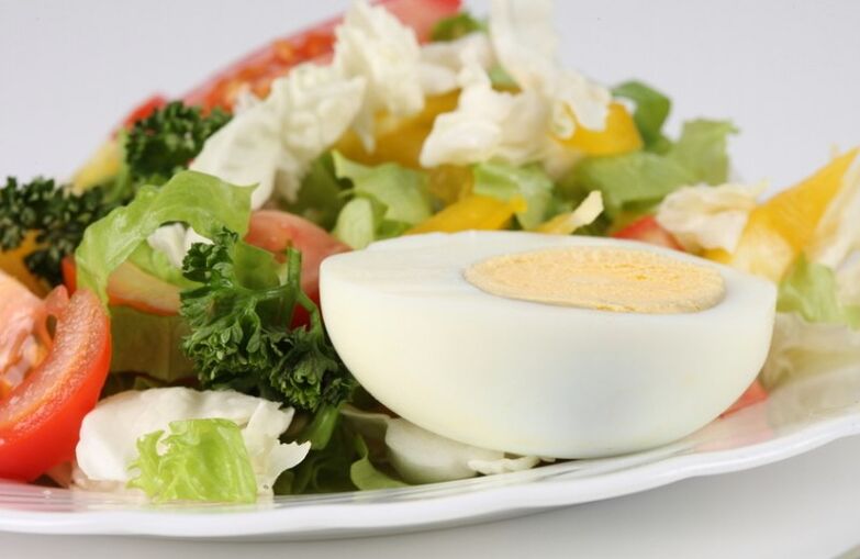 Maggi diyet menüsünde haşlanmış yumurtalı taze sebze salatası