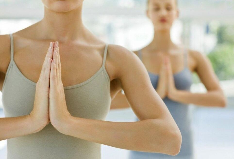 kilo vermek için yoga yapan kızlar