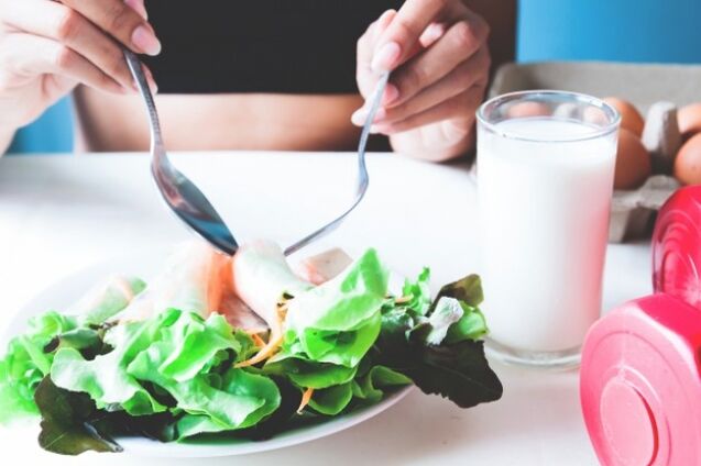 Salata ve bardak yoğurt
