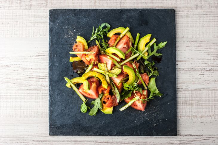 Tembel keto diyeti sebzeleri ve sağlıklı yağları içerir