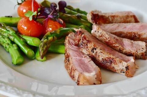 Keto diyetinde et ve sebzeler