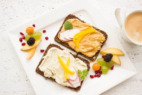 keto diyetinde sandviçler ve meyveler