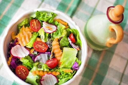 keto diyetinde sebze salatası